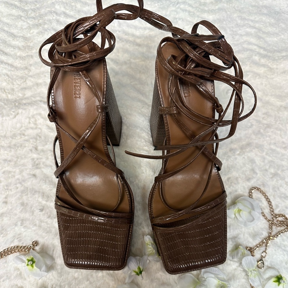 Platform heels in brown